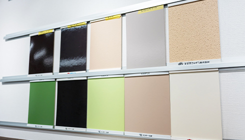 外壁塗り板展示（様々なメーカーのカタログ、塗り板を展示）