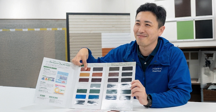 ショールームで専門スタッフがお客様にご説明している様子