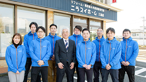 屋根外壁のニラスイ スタッフ集合写真