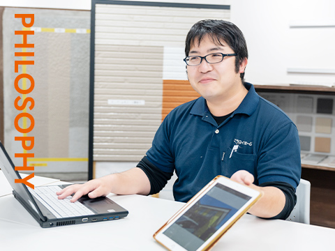 経営理念・スタッフがカタログを確認している様子