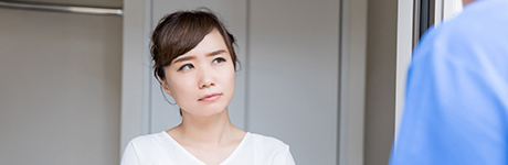 訪問販売業者による強引な営業の様子