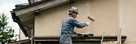 安全対策を省いた危険な足場なしの塗装工事のイメージ