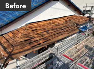 施工前：ガルバリウム金属屋根の下地が腐食・雨漏りが発生している状態