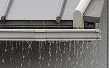 雨樋から水が溢れている様子