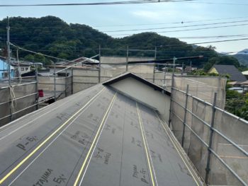 地震で家屋の倒壊を心配して重い屋根瓦から軽い屋根への葺き替え