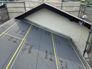 地震で家屋の倒壊を心配して重い屋根瓦から軽い屋根への葺き替え