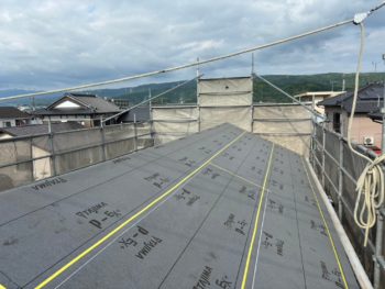 地震で家屋の倒壊を心配して重い屋根瓦から軽い屋根への葺き替え