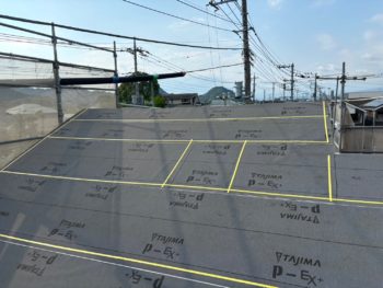 地震で家屋の倒壊を心配して重い屋根瓦から軽い屋根への葺き替え