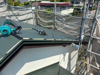 地震で家屋の倒壊を心配して重い屋根瓦から軽い屋根への葺き替え
