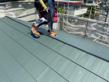 地震で家屋の倒壊を心配して重い屋根瓦から軽い屋根への葺き替え