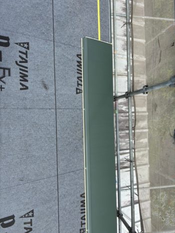 地震で家屋の倒壊を心配して重い屋根瓦から軽い屋根への葺き替え