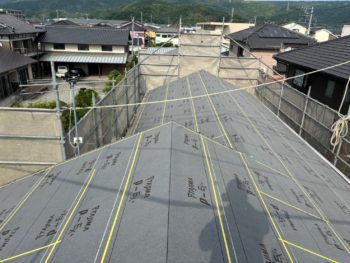 地震で家屋の倒壊を心配して重い屋根瓦から軽い屋根への葺き替え