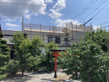 地震で家屋の倒壊を心配して重い屋根瓦から軽い屋根への葺き替え