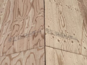 地震で家屋の倒壊を心配して重い屋根瓦から軽い屋根への葺き替え