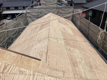 地震で家屋の倒壊を心配して重い屋根瓦から軽い屋根への葺き替え