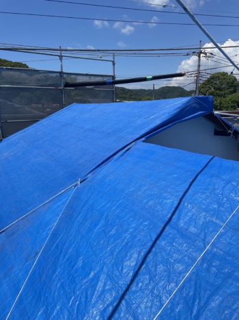 地震で家屋の倒壊を心配して重い屋根瓦から軽い屋根への葺き替え