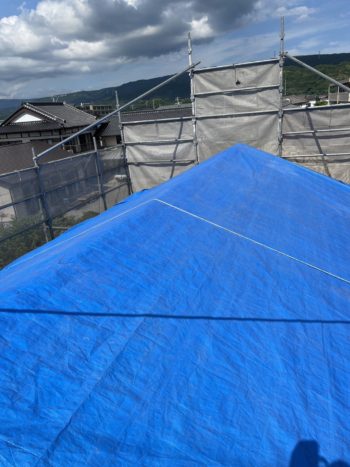 地震で家屋の倒壊を心配して重い屋根瓦から軽い屋根への葺き替え