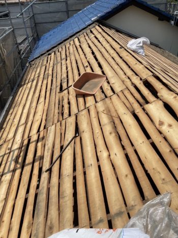 地震で家屋の倒壊を心配して重い屋根瓦から軽い屋根への葺き替え