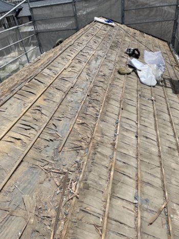 地震で家屋の倒壊を心配して重い屋根瓦から軽い屋根への葺き替え