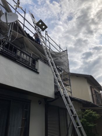 地震で家屋の倒壊を心配して重い屋根瓦から軽い屋根への葺き替え