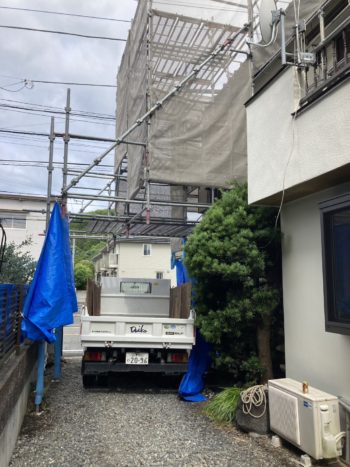 地震で家屋の倒壊を心配して重い屋根瓦から軽い屋根への葺き替え