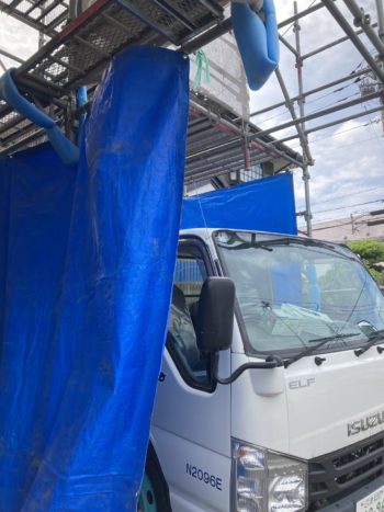 地震で家屋の倒壊を心配して重い屋根瓦から軽い屋根への葺き替え