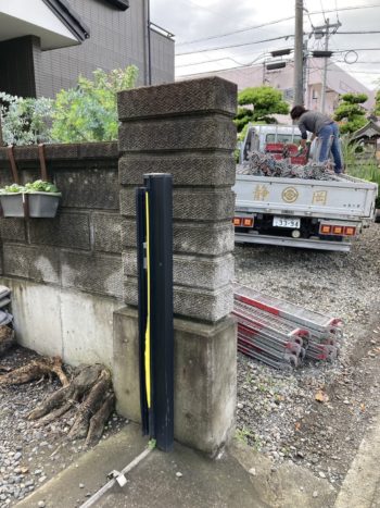 地震で家屋の倒壊を心配して重い屋根瓦から軽い屋根への葺き替え