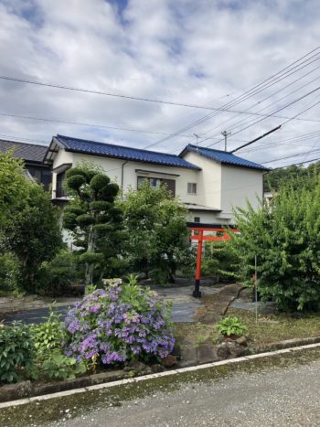 地震で家屋の倒壊を心配して重い屋根瓦から軽い屋根への葺き替え