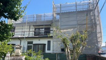 地震で家屋の倒壊を心配して重い屋根瓦から軽い屋根への葺き替え