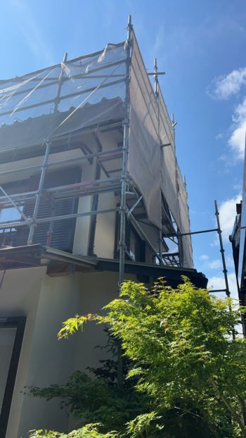 地震で家屋の倒壊を心配して重い屋根瓦から軽い屋根への葺き替え