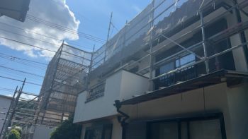 地震で家屋の倒壊を心配して重い屋根瓦から軽い屋根への葺き替え