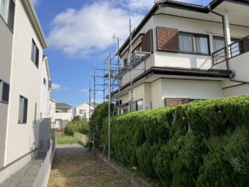 屋根（庇）の上の鳥の巣で空いた穴を幕板板金巻きでふさぎました