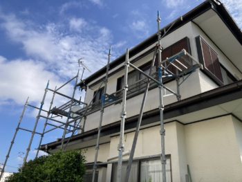 屋根（庇）の上の鳥の巣で空いた穴を幕板板金巻きでふさぎました