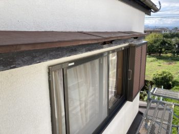 屋根（庇）の上の鳥の巣で空いた穴を幕板板金巻きでふさぎました