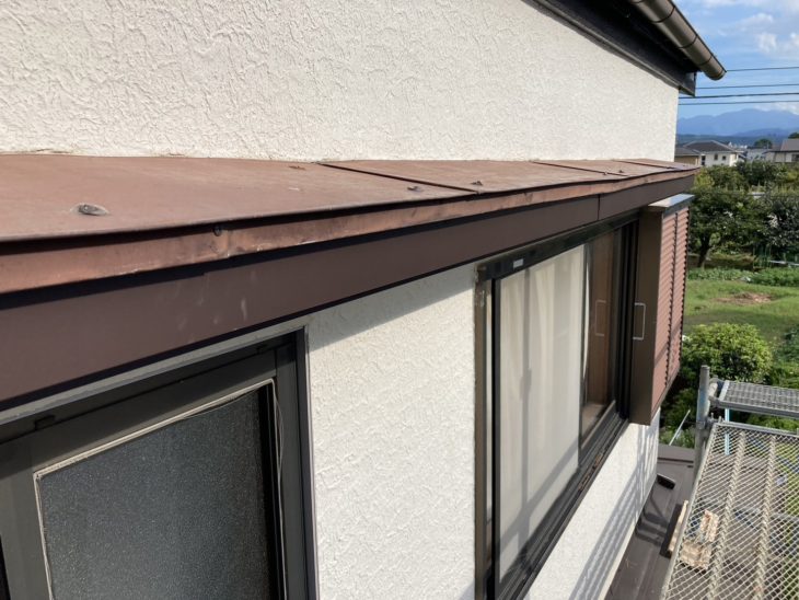屋根（庇）の上の鳥の巣で空いた穴を幕板板金巻きでふさぎました