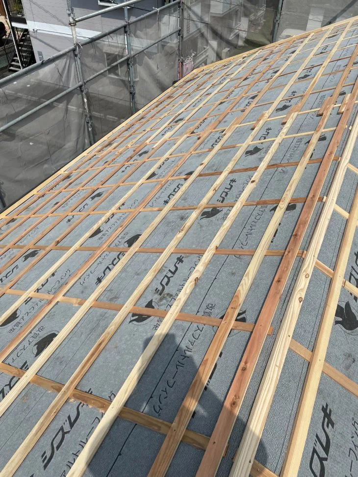 屋根下地とは「防水紙・野地板・垂木」と呼ばれ、これらの部材によるレイヤー構造によって雨漏りを防ぎます。