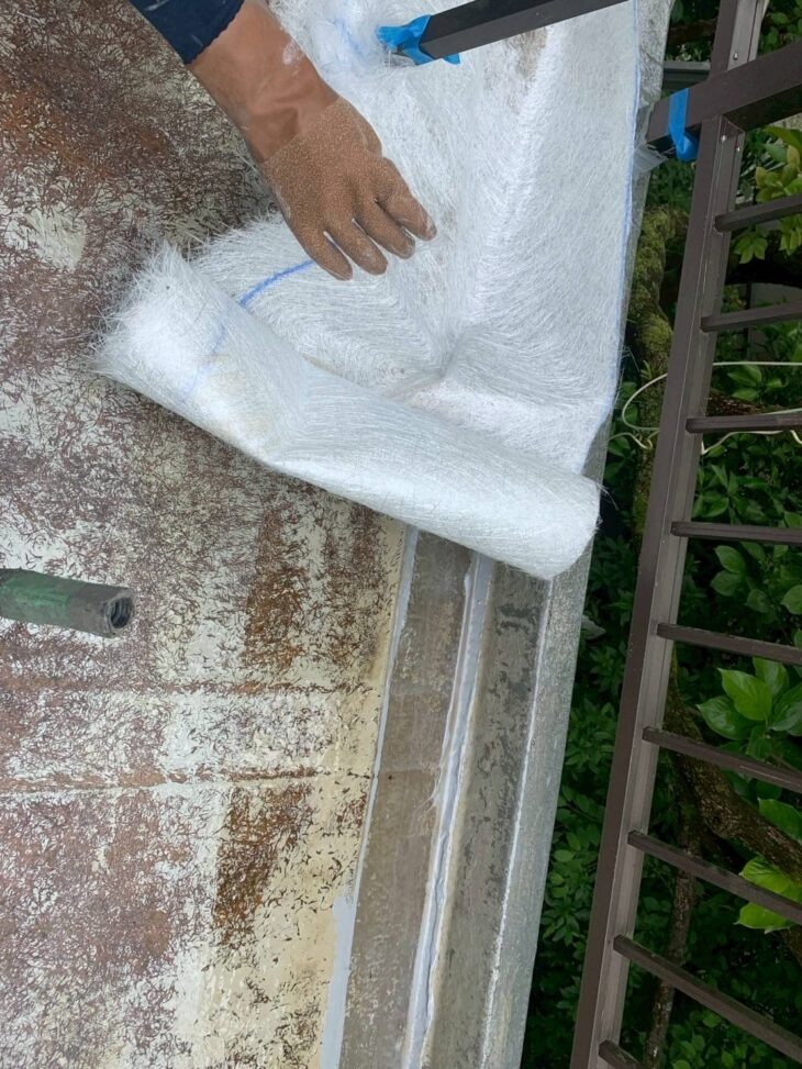 太陽熱温水器の撤去を行いスペースを確保します。周りを傷つけないように撤去します。