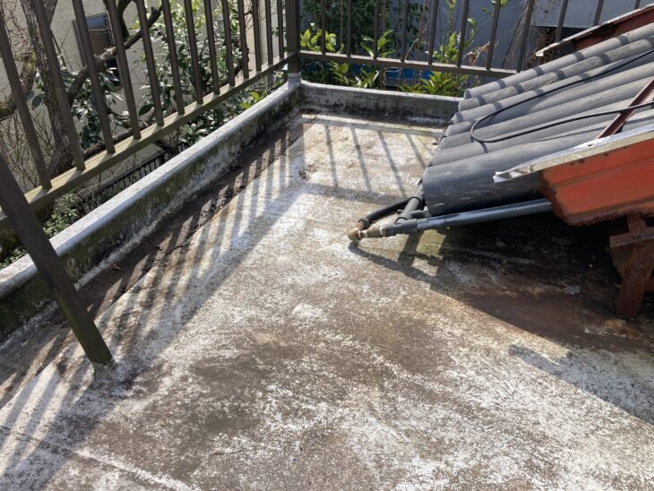 撤去前の太陽熱温水器です。ベランダに広く設置してあり、スペースを取っている状態です。