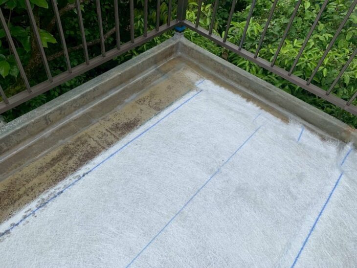 太陽熱温水器の撤去後は表面の汚れを落とすため高圧洗浄を使い、きれいに汚れを落としていきます。