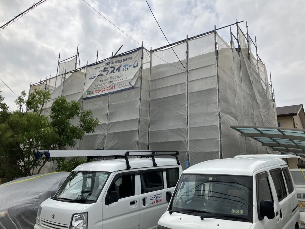 まずは足場を設置します。飛散防止のメッシュシートも張り、安全に配慮して準備を進めます。