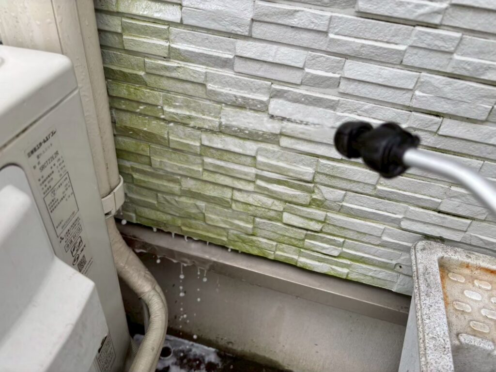 バイオ洗浄で、外壁のカビやコケ、長年の汚れを洗い落とし、塗装前の下地を整えます。