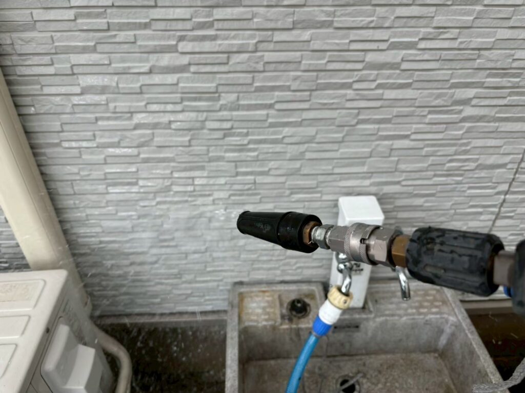 バイオ洗浄は高圧洗浄と比較すると洗浄力が高く、カビやコケの根っこから落とすことができます。