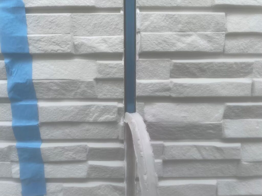 目地部分は打ち替えのため、既存のコーキングを撤去し、下地を整えます。