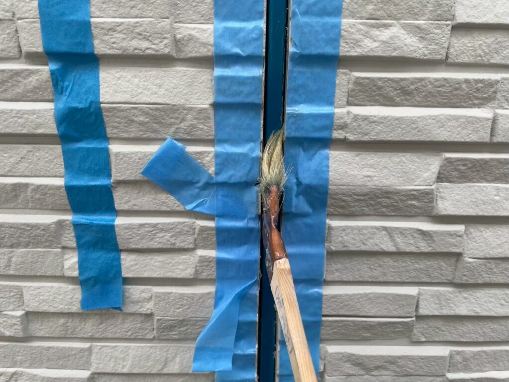 撤去後はまわりを養生し、プライマーを塗布して密着性を高めます。