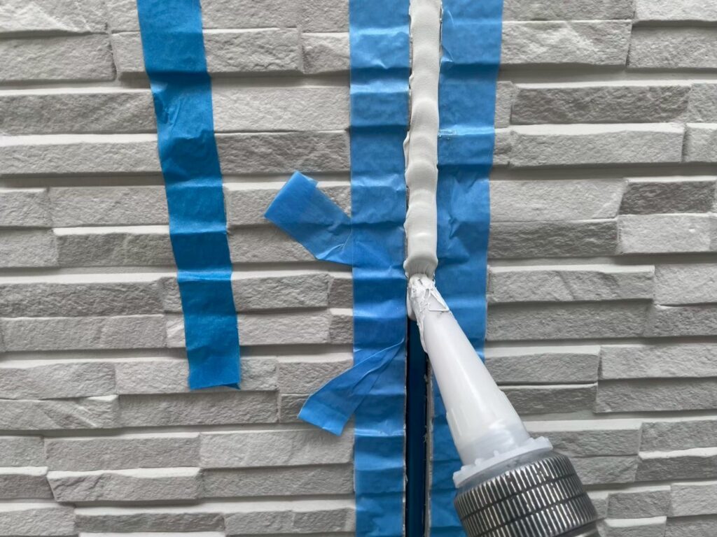 目地に新しいコーキング材を充填し、隙間なく施工して防水性を高めます。