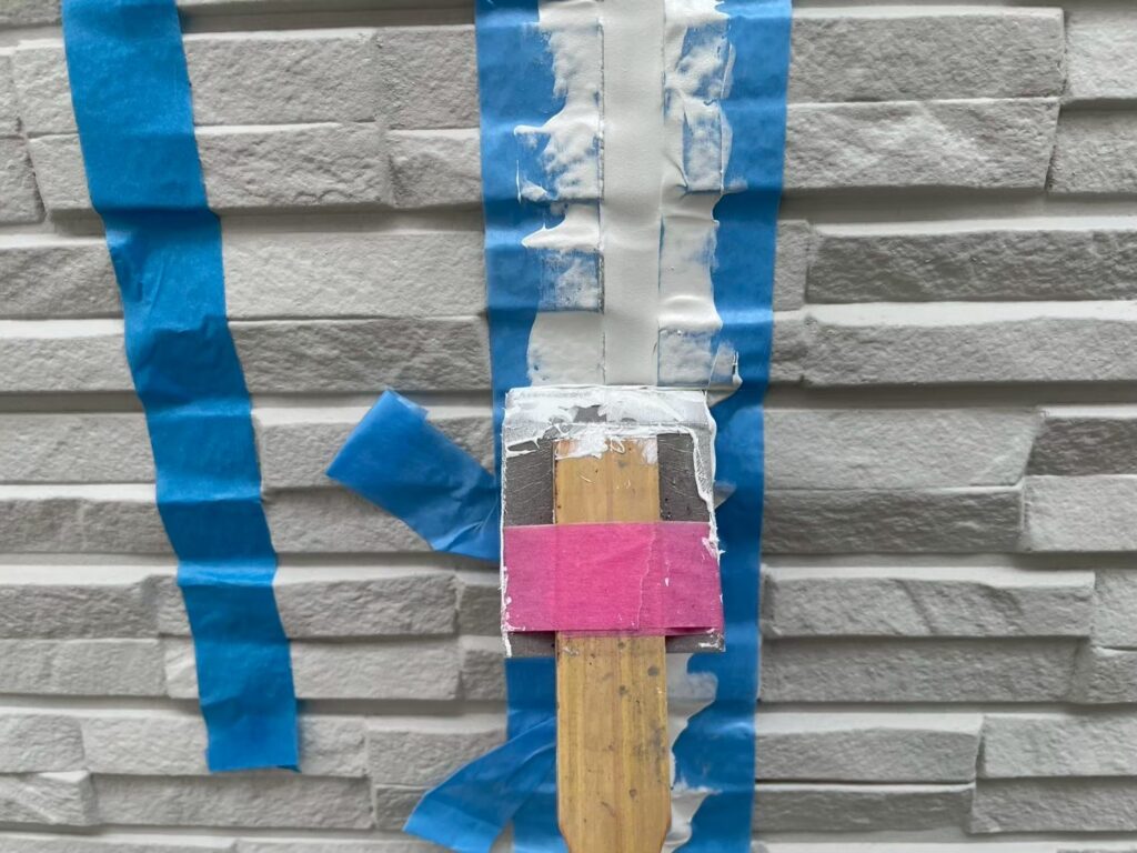 充填後はヘラで押さえて表面をならし、きれいに整えていきます。