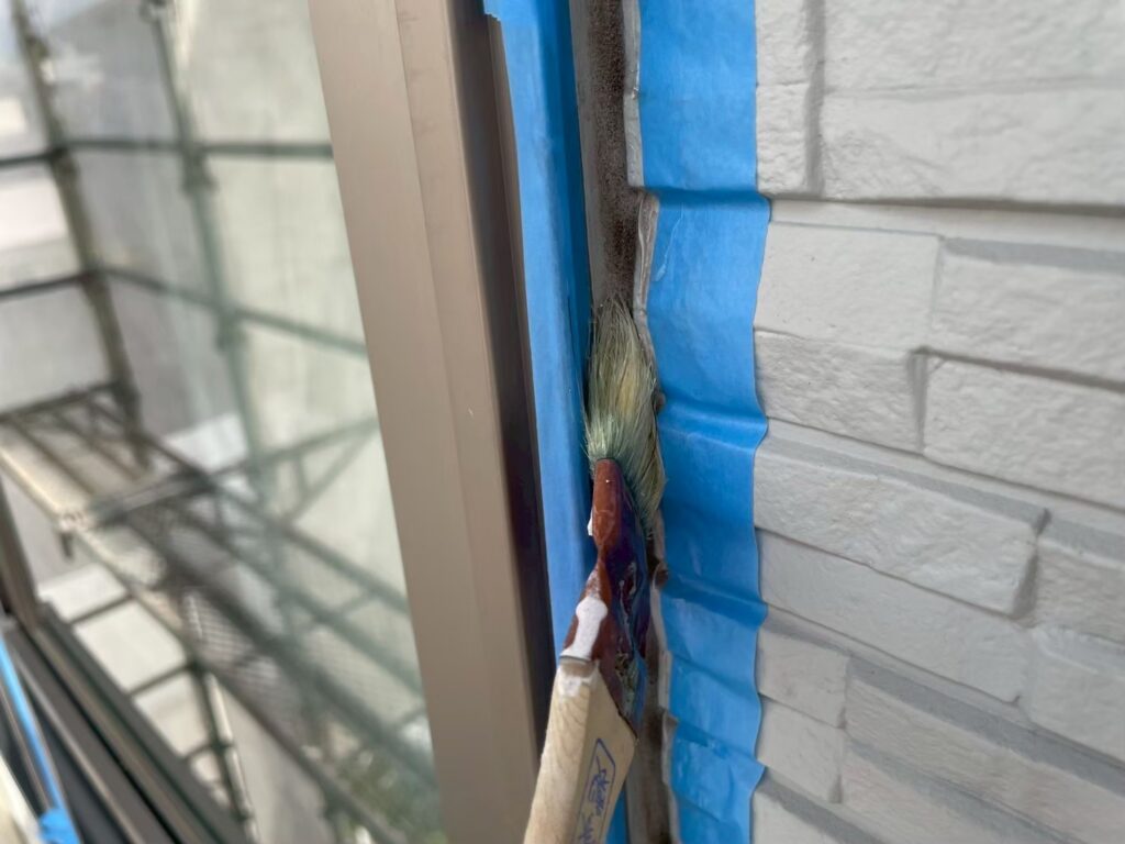 サッシまわりは打ち増しで施工します。既存材の上から仕上げていきます。