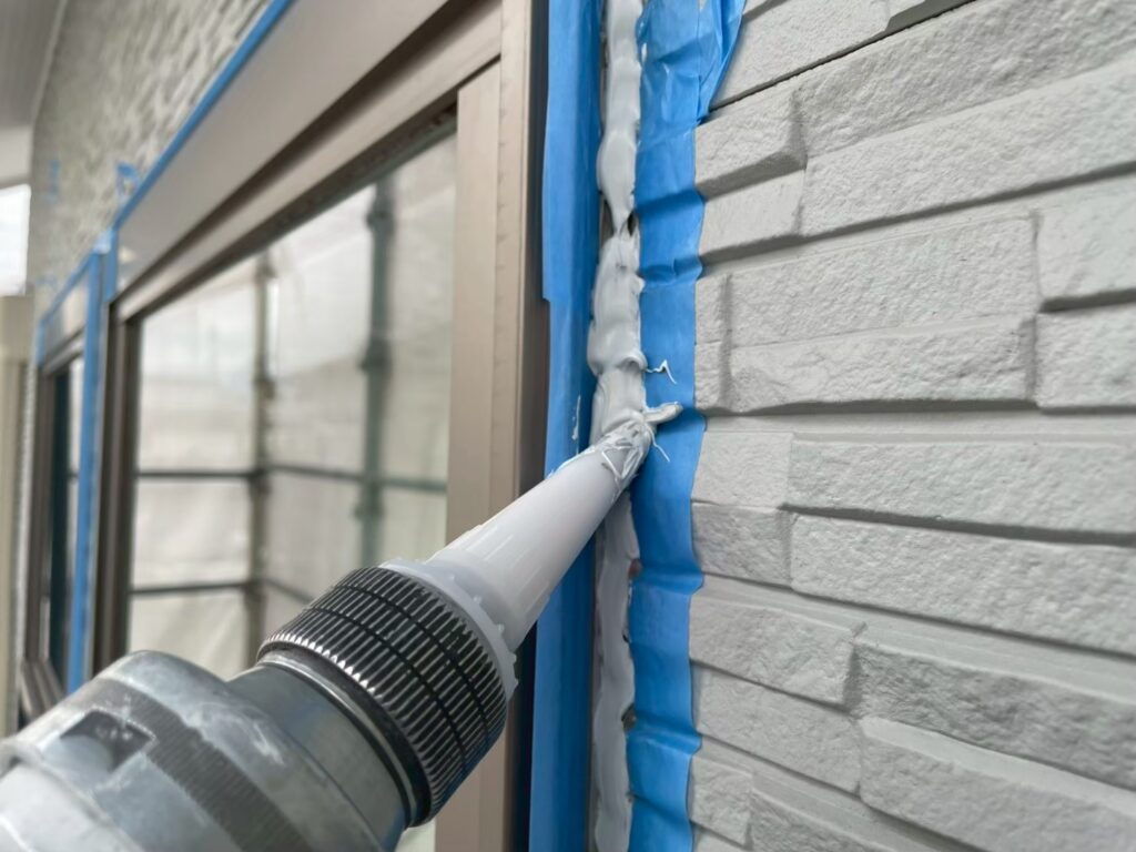 打ち増し部分も養生後にプライマーを塗布し、新しい材料を充填します。