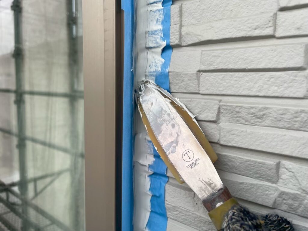 充填後はヘラで押さえて厚みを整えます。しっかりとコーキングをすることで、雨漏りのリスクを軽減することができます。