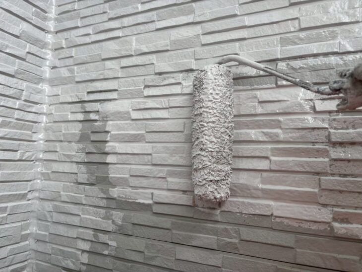 淡色部もスーパームキコートで1回目を施工。ヒビ割れに強い塗膜をつくります。